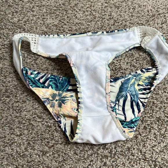 Roxy cheeky bikini size M - Picture 8 of 8